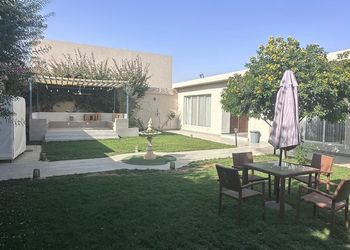 شاليه بجلسة خارجية وألعاب أطفال 