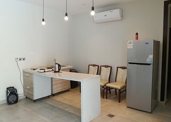 شاليه بمسطح اخضر وجلسة خارجيه