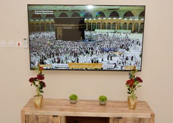 شقة بصالة انيقة وثلاث غرف نوم