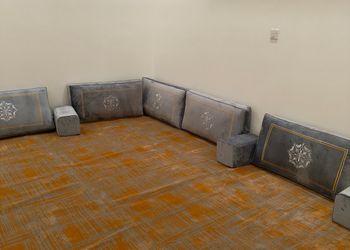 شقة بثلاث غرف نوم وصالة ومجلس 