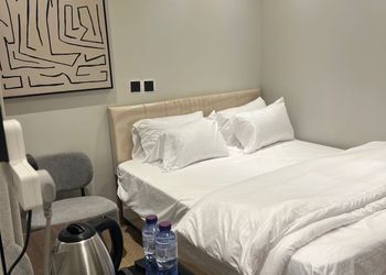 استديو بأثاث مريح وبسيط 