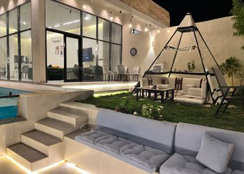 شاليه بجلسة تطل على مسبح خارجي 