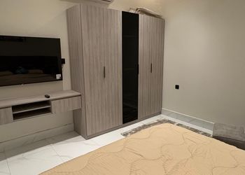 استديو بسرير مريح وأثاث بسيط