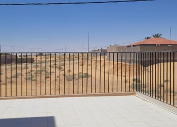 غرفة بأثاث مريح وبسيط