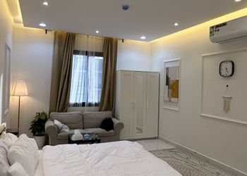 استديو بأثاث مريح وبسيط 