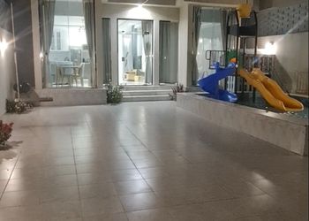 شاليه بجلسة خارجية و ألعاب مائية 