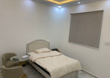 غرفة بأثاث مريح للرجال فقط