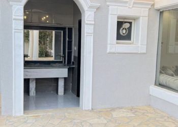 شاليه بمسطح اخضر وجلسة حارجية 