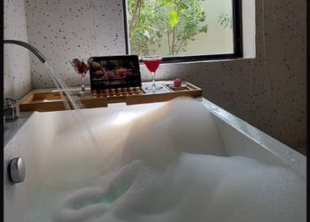 شاليه بجلسة مطلة على الحديقة