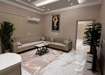 شقة بصالة انيقة وغرفة نوم