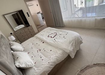 شقة بصالة مريحة وغرفة نوم 