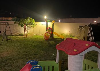 مزرعة بمسبح مطل على الحديقة