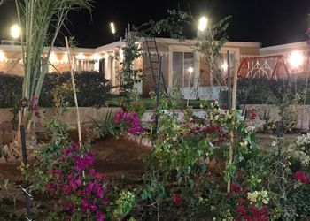 شاليه بمسطح اخضر وجلسة خارجية 