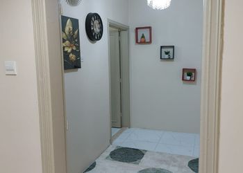 شقة بأثاث مريح وبسيط 
