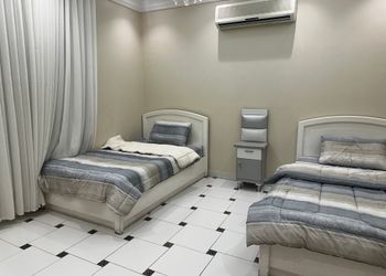 دور أرضي بفناء ومدخل سيارة 