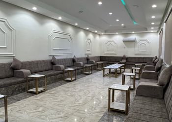 شاليه بمجلس ومسطح اخضر 