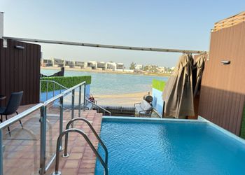 شاليه بمسبح مطل على البحر 