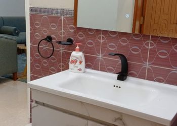 شقة بصالة وثلاث غرف نوم 