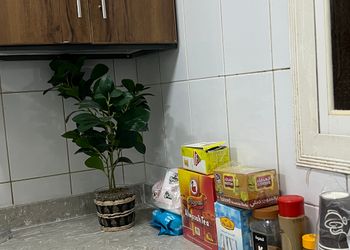 شقة بصالة جلوس وغرفتين نوم 