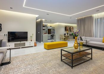 شاليه بمسطح اخضر ومسبح