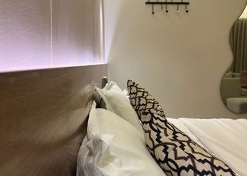 استديو بسرير ماستر وجلسة جانبية