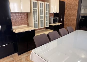 استراحة بمسطح اخضر والعاب اطفال