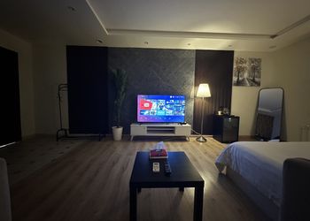 استديو انيق بأثاث مريح وبسيط 
