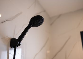 استديو بأثاث مريح وبسيط 