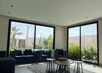 شاليه بجلسة تطل على مسبح خارجي 