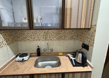 استديو بسرير مريح وتصميم هادئ 
