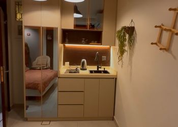 استديو بأثاث مريح وبسيط 