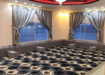 استراحة بمسطح اخضر ومسبح بألعاب مائيه 