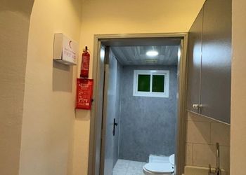 استديو بأثاث مريح وبسيط 