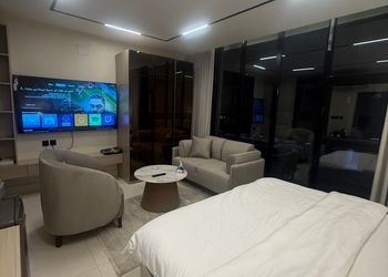 استديو بأثاث مريح وبسيط 