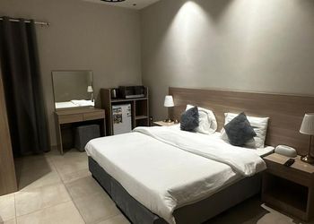 استديو بأثاث مريح وبسيط 