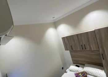 استديو باثاث مريح وبسيط