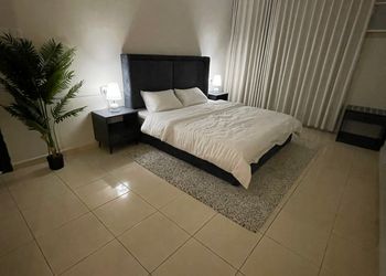 غرفة نوم مريحة وصالة جذابة