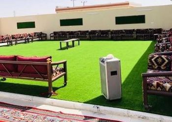 استراحة بمجلس واسع وفناء خارجي 