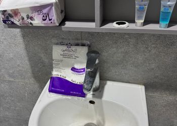 غرفة بسرير مفرد واثاث بسيط
