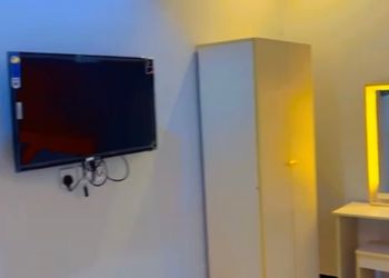 شقة بأثاث بسيط و غرفتين نوم