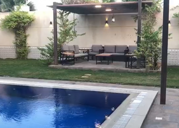 شاليه بمسبح خارجي وغرفة نوم 