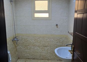شقة بصالة ومجلس وغرفتين نوم 