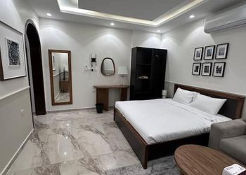 استديو بأثاث مريح وبسيط 