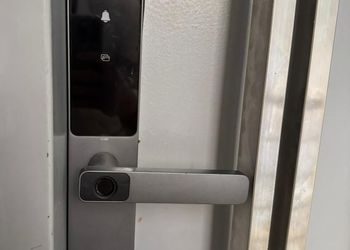 شقة بغرفة معيشة وغرفتين نوم 