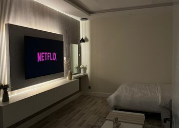 استديو بأثاث مريح وبسيط 