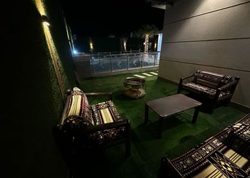 شاليه بمسطح اخضر وجلسة خارجية 