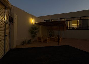 شاليه بصالة مطلة على المسبح 