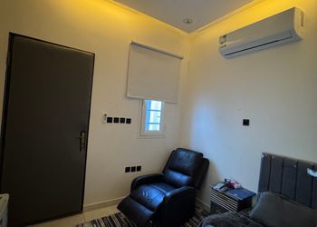استديو بأثاث مريح وبسيط 
