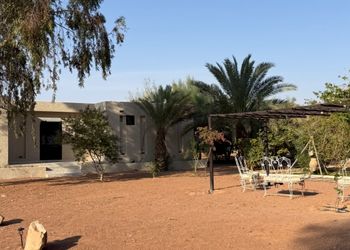 مزرعة بمسطحات خضراء وجلسة خارجية