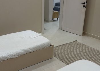 شقة بغرفة معيشة وغرفتين نوم 